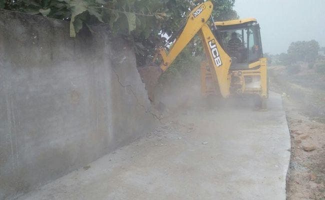 BJP सांसद के बड़े भाई सुनील सिंह के जमीन पर चला प्रशासन का बुलडोजर
