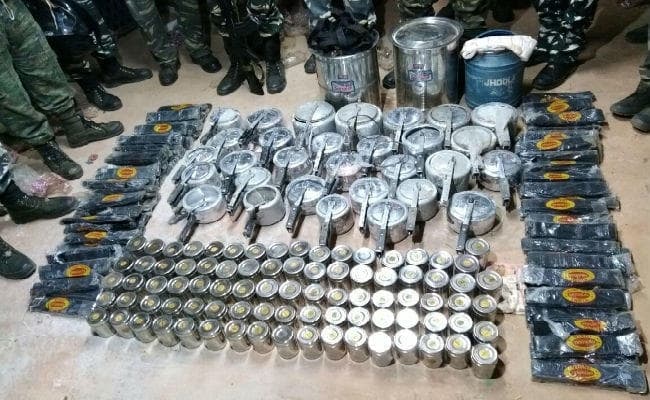 झारखंड : नक्सलियों के गढ़ से भारी मात्रा में आइइडी बरामद, नक्सलियों ने छिपाकर रखे थे