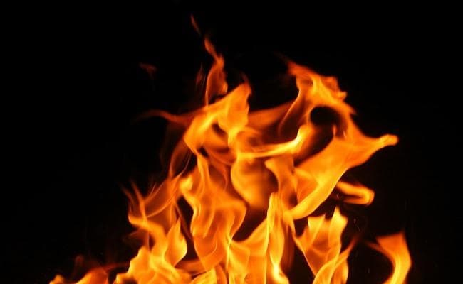 नोएडा : चलती कार में अचानक लगी आग, चालक झुलसा