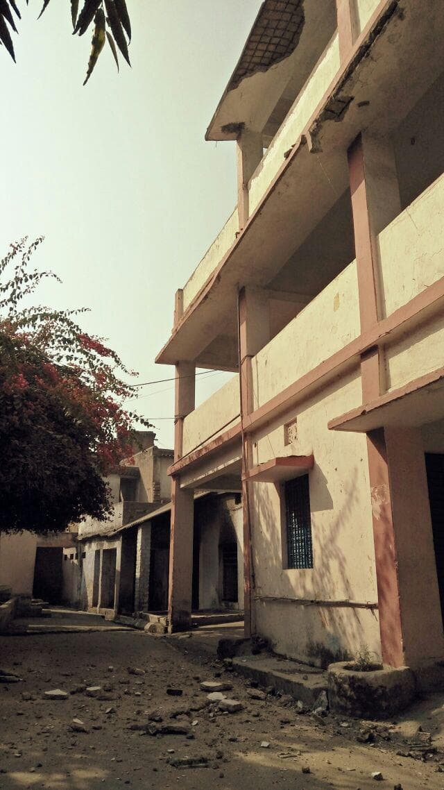 हजारीबाग : जर्जर भवन का मलबा गिरा, बाल-बाल बचे शिक्षक व छात्र-छात्राएं