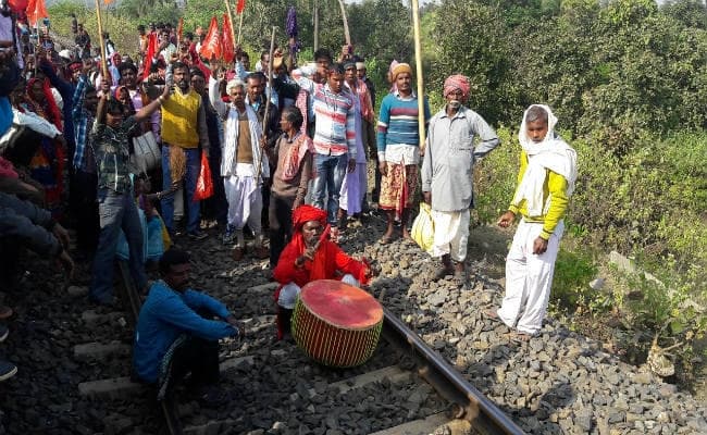 रांची दुमका इंटरसिटी और जसीडीह-दुमका पैसेंजर ट्रेन को रोका, यात्री परेशान