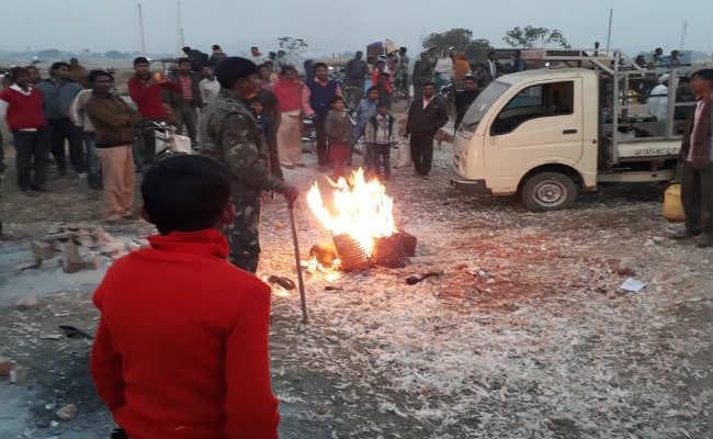 हजारीबाग : शराबंदी को लेकर मुहिम- पुलिस का चला डंडा, सैकड़ों लीटर शराब नष्ट