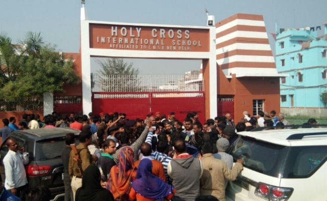 होली क्रॉस इंटरनेशनल स्कूल पहुंचे पप्पू यादव,  SIT जांच की मांग की, लोगों का हंगामा, CBI जांच की मांग की