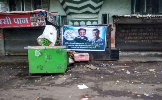 सूरत में लगे अहमद पटेल के CM उम्मीदवार होने के पोस्टर, ट्वीट कर बताया BJP की साजिश