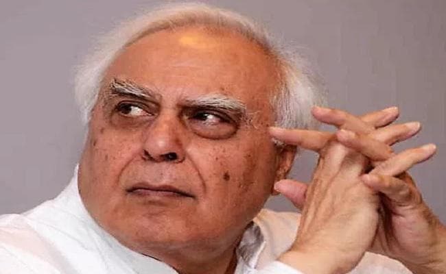 कांग्रेसी मुस्लिम नेता ने सिब्बल को पार्टी से निकालने की मांग की