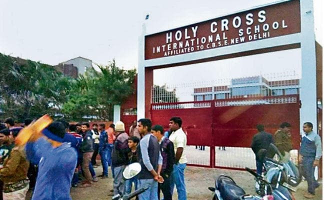बिहार में दूसरी कक्षा की छात्रा से रेप कोशिश मामला : होली क्रॉस स्कूल पर दूसरे दिन भी लोगों का हंगामा