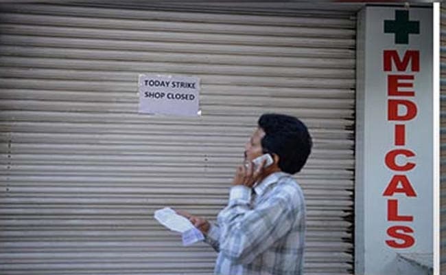 IN PICS : लातेहार जिला में आज कहीं नहीं मिलेगी दवा, एनएच-99 पर लगा है लंबा जाम, जानें क्या है मामला