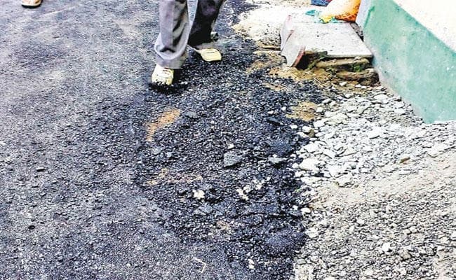 सड़क निर्माण में घटिया सामग्री का उपयोग