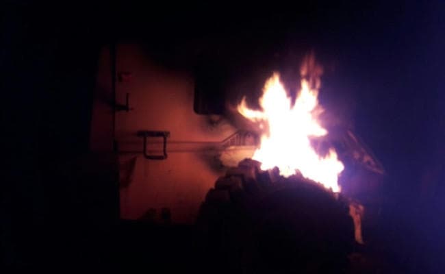 गुमला में पीएलएफआई ने मचाया उत्पात, आधा दर्जन गाड़ियों को फूंका, लोगों में दहशत