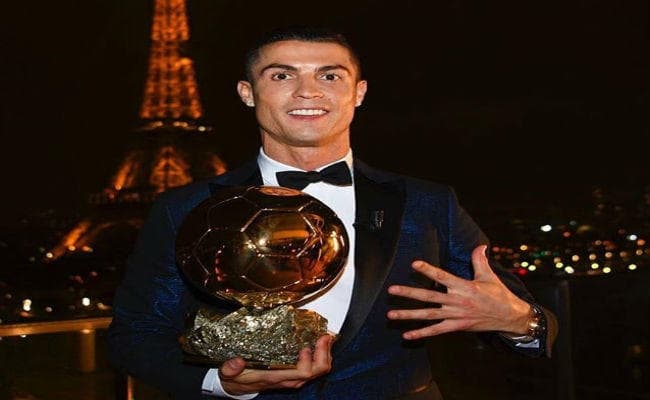 रोनाल्डो ने पांचवीं बार जीता बेलोन डियोर पुरस्कार, मेस्सी को पछाड़कर की उसकी बराबरी