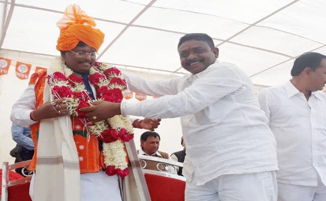 IN PICS : गुजरात में पहले चरण के प्रचार का शोर थमा, अर्जुन मुंडा ने भाजपा प्रत्याशियों के लिए मांगे वोट