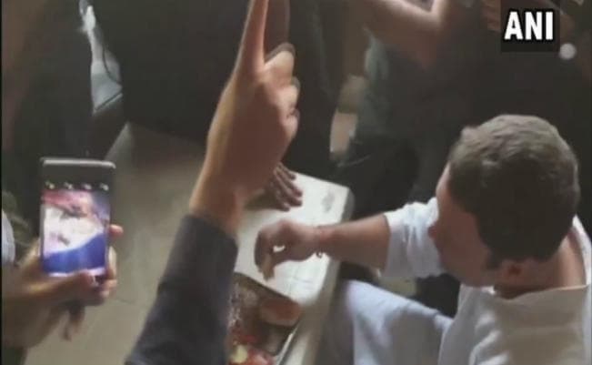 गुजरात में चुनाव प्रचार कर रहे राहुल गांधी पाव भाजी के ठेले पर पहुंचे, चखा स्वाद, देखें वीडियो
