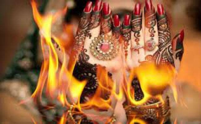 चौपारण : पिता का आरोप दहेज लोभियों की बलि चढ़ी रीता, थाने में प्राथमिकी दर्ज