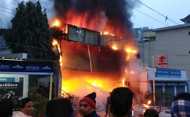 Jamshedpur : MBD Suzuki के शो रूम में आग, 45 गाड़ियां जलकर राख, PICS+VIDEO