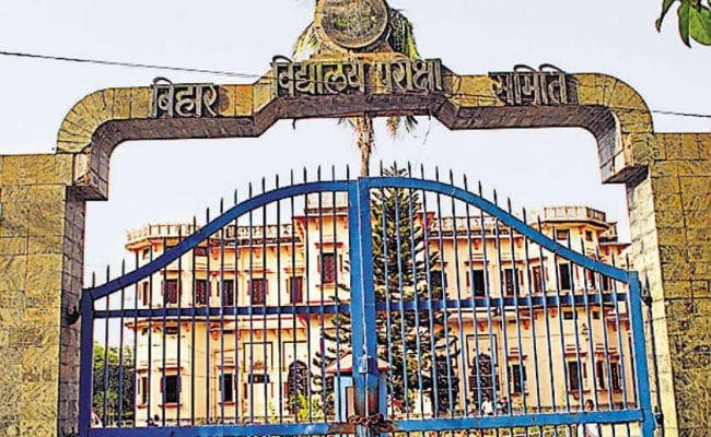 BSEB कर्मचारियों का कार्यालय परिसर में जमकर हंगामा, बिना सबूत गिरफ्तारी करने का विरोध