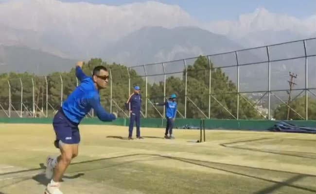 क्या आपने धौनी को फास्ट बॉलिंग करते देखा है, नहीं तो देखें VIDEO