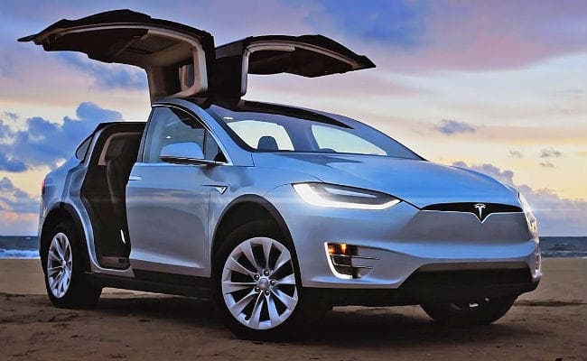 PICS : Tesla की इलेक्ट्रिक SUV Model X की भारत में एंट्री, जानें खूबियां...!