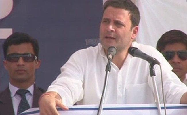 राहुल का मोदी पर निशाना, कहा-हर मुद्दे पर अपनी पोल खुलने से गुजरात चुनाव का बदल रहे एजेंडा