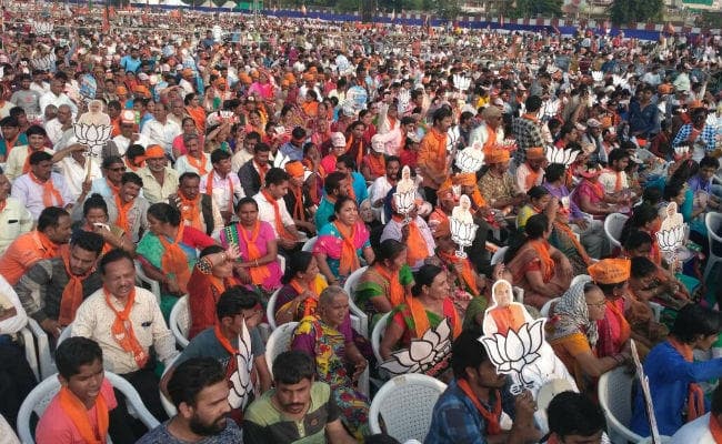 गुजरात से ग्राउंड रिपोर्ट : भाजपा कार्यकर्ता मोदी के नाम पर मांग रहे वोट, तो विपक्ष मांग रहा जवाब