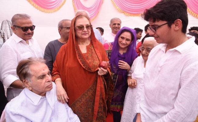 95 साल के हो गये बॉलीवुड के ट्रेजडी किंग दिलीप कुमार, परिवार वालों के साथ मनायेंगे जन्मदिन