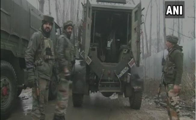 सुरक्षा बलों की बड़ी कामयाबी, कश्मीर में मुठभेड़ में तीन आतंकवादी ढेर