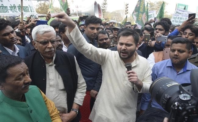 बालू-गिट्टी को लेकर बिहार में मचा बवाल, तेजस्वी के साथ राजद नेताओं ने सड़क पर किया प्रदर्शन