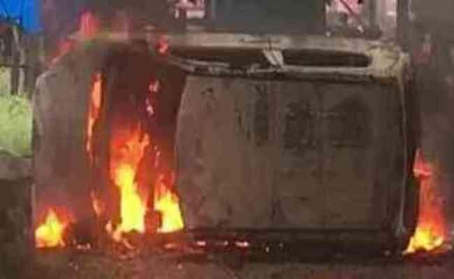 प्रदर्शनकारियों ने तोड़फोड़ की, बीडीओ के वाहन को आग लगायी