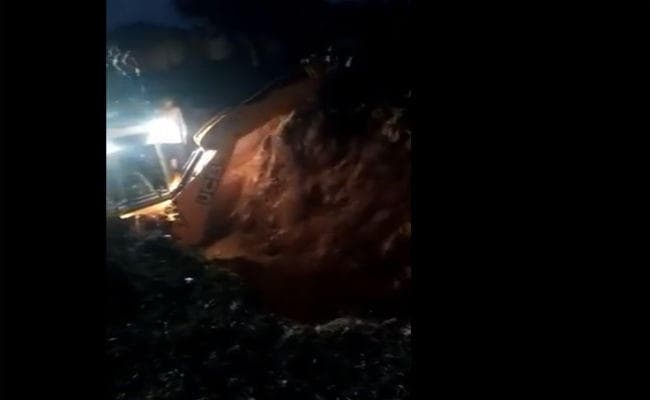 गुमला : कुएं में गिरा हाथी का बच्चा, निकालने का प्रयास जारी, VIDEO