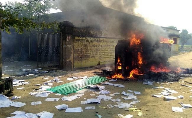 बिहार : नवादा में उग्र भीड़ ने रोह के CO को बनाया बंधक, सरकारी गाड़ी भी जलायी