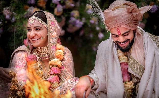 विराट-अनुष्‍का ने थामा एकदूजे का हाथ, सोशल मीडिया पर तेजी से VIRAL हो रहा ये वीडियो