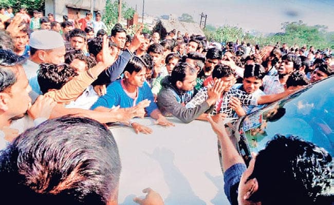 रेलपार इलाके से लापता नौ वर्षीय बच्ची का शव मिला झाड़ियों के गड‍्ढे में, हत्यारों की गिरफ्तारी के लिए घंटों जाम
