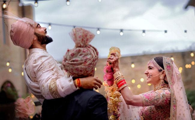 विराट-अनुष्‍का की हुई शादी, सोशल मीडिया पर छा गये ये Funny Tweets...