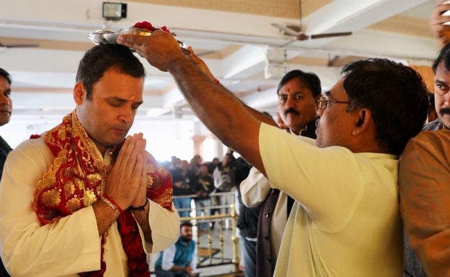 गुजरात चुनाव के दौरान राहुल गांधी ने किये 27वें मंदिर के दर्शन, हाथ में ली थाली और...