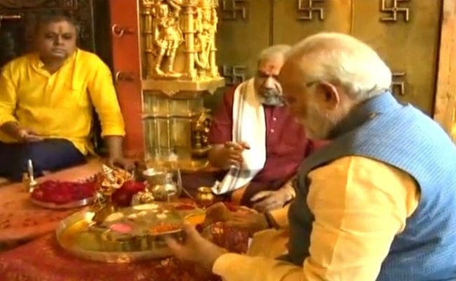 पीएम मोदी सी-प्लेन से अंबाजी दर्शन करने निकले तो बोली कांग्रेस- गुजरात परेशान, मेरा जीवन आलीशान...