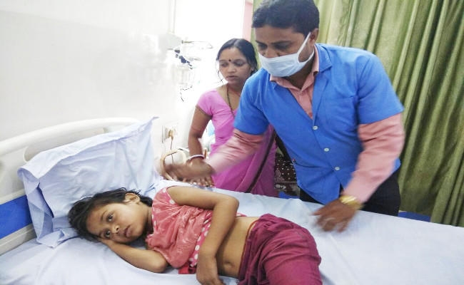 स्कूल की दीवार गिरी, बच्ची की मौत, कई घायल, ग्रामीणों ने किया हंगामा