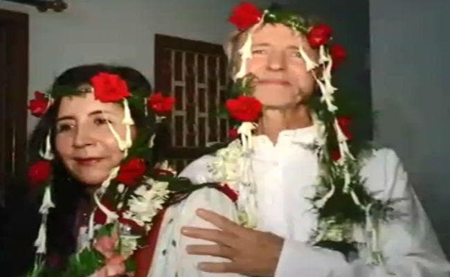 VIDEO : डेनमार्क के दूल्हे और स्पेन की दुल्हन ने रचाया भारतीय रीति-रिवाज से विवाह, दूल्हे ने हिंदी में कहा- ''नमस्कार''