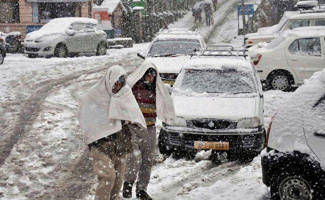 एलओसी से भारत के पांच सैनिक लापता, घाटी में भारी बर्फबारी से हवाई व सड़क यातायात प्रभावित