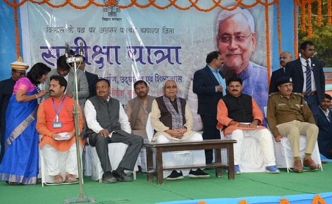 नीतीश ने विकास कार्यों की समीक्षा यात्रा का शुभारंभ पश्चिमी चंपारण के पतिलार गांव से की