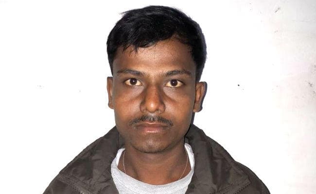 दस वर्षों से फरार हार्डकोर नक्सली को CRPF और बाराचट्टी पुलिस ने छापमारी कर धर दबोचा