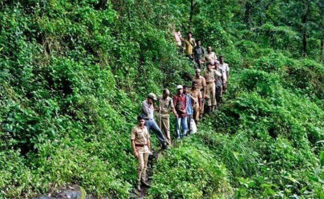 VIDEO में देखिए, आखिर कौन पढ़ रहा है घने जंगलों में अंग्रेजी अखबार