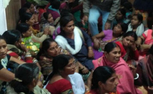 सचिवालय पहुंच कर संविदा पर बहाल ANM कर्मियों ने किया हंगामा सचिवालय पहुंच कर संविदा पर बहाल ANM कर्मियों ने किया हंगामा