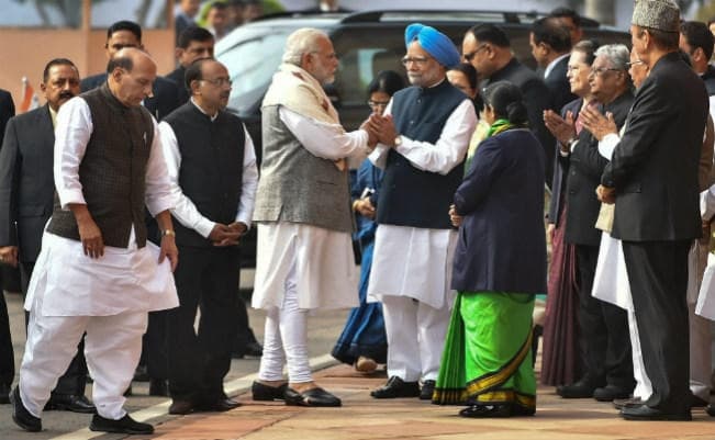 गुजरात चुनाव की राजनीतिक कड़वाहट के बाद संसद में गर्मजोशी से मिले मोदी-मनमोहन