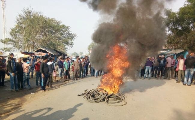 मधुपुर : ऐतिहासिक पाथरोल मंदिर में चोरी से गुस्से में लोग, सारठ-मधुपुर एनएच को किया जाम, See PICS