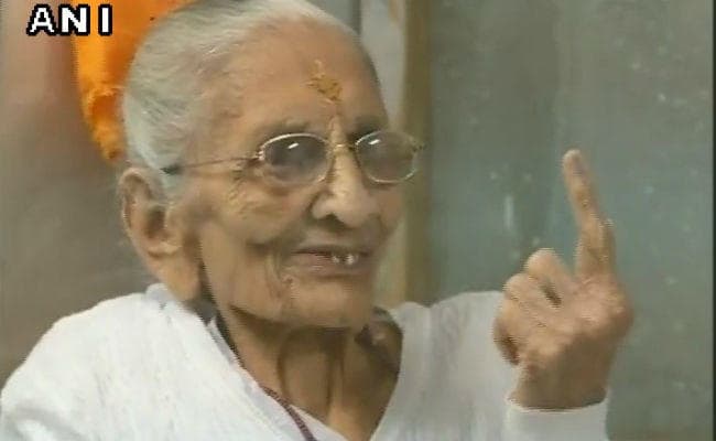 पहले मतदान, फिर जलपान: जब मेज पकड़कर पीएम मोदी की मां हीराबेन ने डाला वोट, देखें तस्वीरें