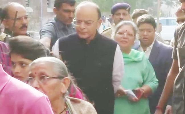 Gujarat Election 2017 : जेटली ने अहमदाबाद में किया मतदान, बोले : विकास यात्रा को जारी रखें