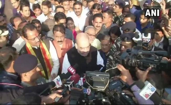 गुजरात : नारणपुरा में पत्नी सोनल व पुत्र जय के साथ अमित शाह ने डाला वोट, फिर गये शिव मंदिर