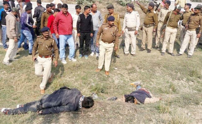 आभूषण दुकान लूट कर भाग रहे छह लुटेरों में से दो लुटेरों को पुलिस ने मार गिराया, लूट का सामान बरामद