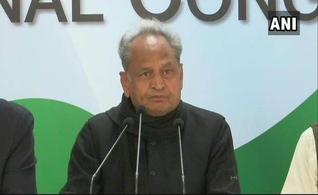 अहमदाबाद में  प्रधानमंत्री नरेंद्र मोदी के रोड-शो पर कांग्रेस ने चुनाव आयोग व बीजेपी पर बोला हमला