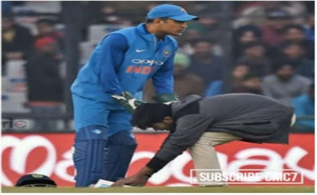 मोहाली टेस्ट में भी दिखा धौनी का क्रेज, मैदान में घुसकर फैन ने छुए पैर और...