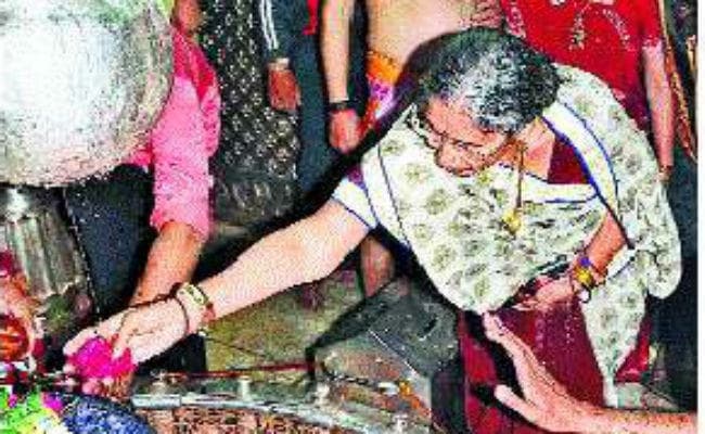 महाकाल से नरेंद्र मोदी के लिए आशीर्वाद लेने पहुंचीं पत्नी जशोदाबेन लेकिन...
